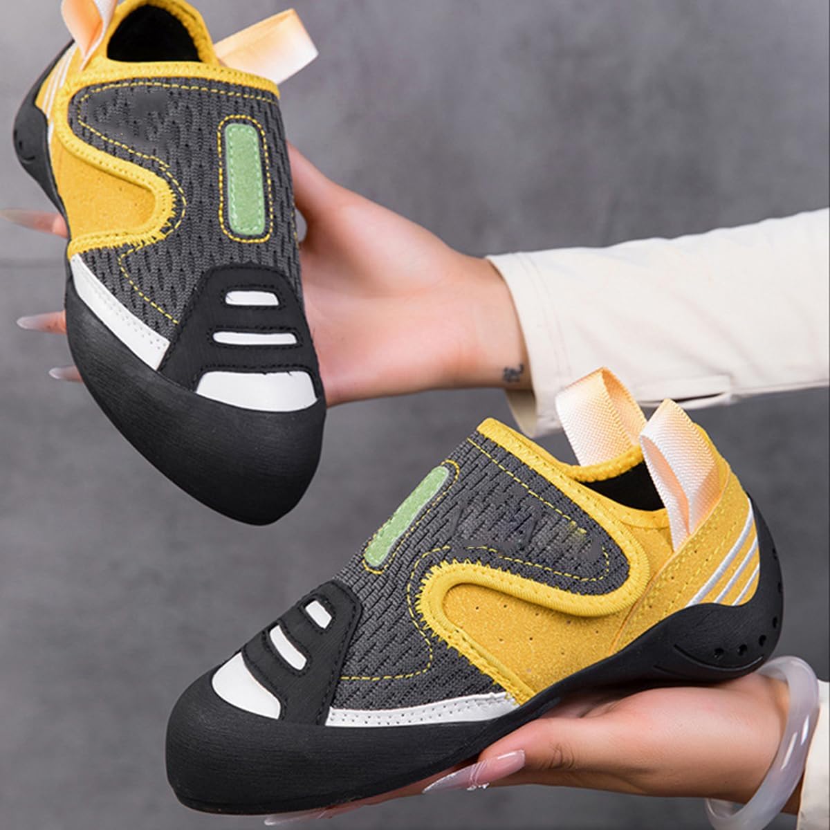Men's Climbing Shoes Entry-Level Comfort Bouldering Training Shoes Professional Non-Slip Indoor Climbing Shoes for Teenagers Beginners