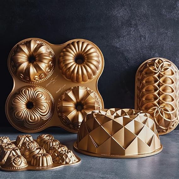 Nordic Ware Bundt Charms Pan, 3D Cast Aluminium Bundt Tin, Bundt Cake Tin with Geometric Pattern, Cake Mould Colour: Gold