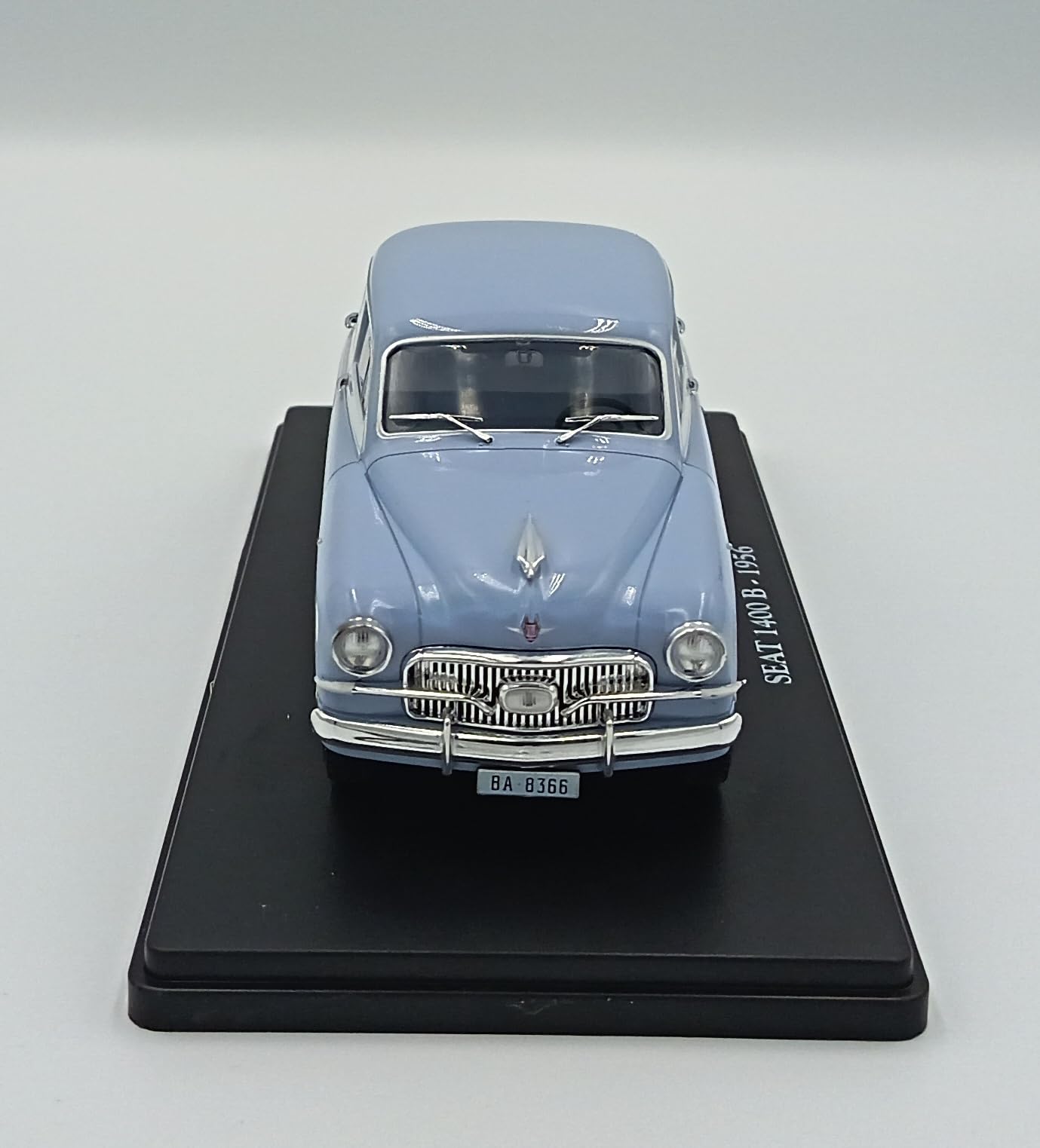 OPO 10 Modellino da Collezione in Scala 1/24 Compatibile con Seat 1400 B (1956) VC089