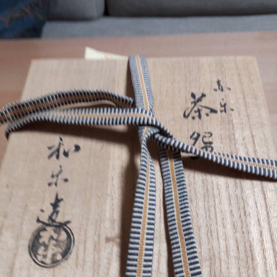 Amazon.co.jp: 赤楽茶碗 和楽造 共箱 共布 茶道具 : 文房具
