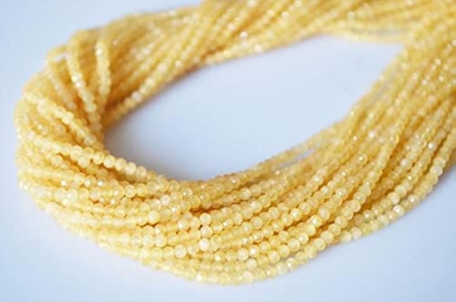 Calcite naturelle en perles de 2.70 mm l'éclat minéral inspirant pour donner vie à vos idées