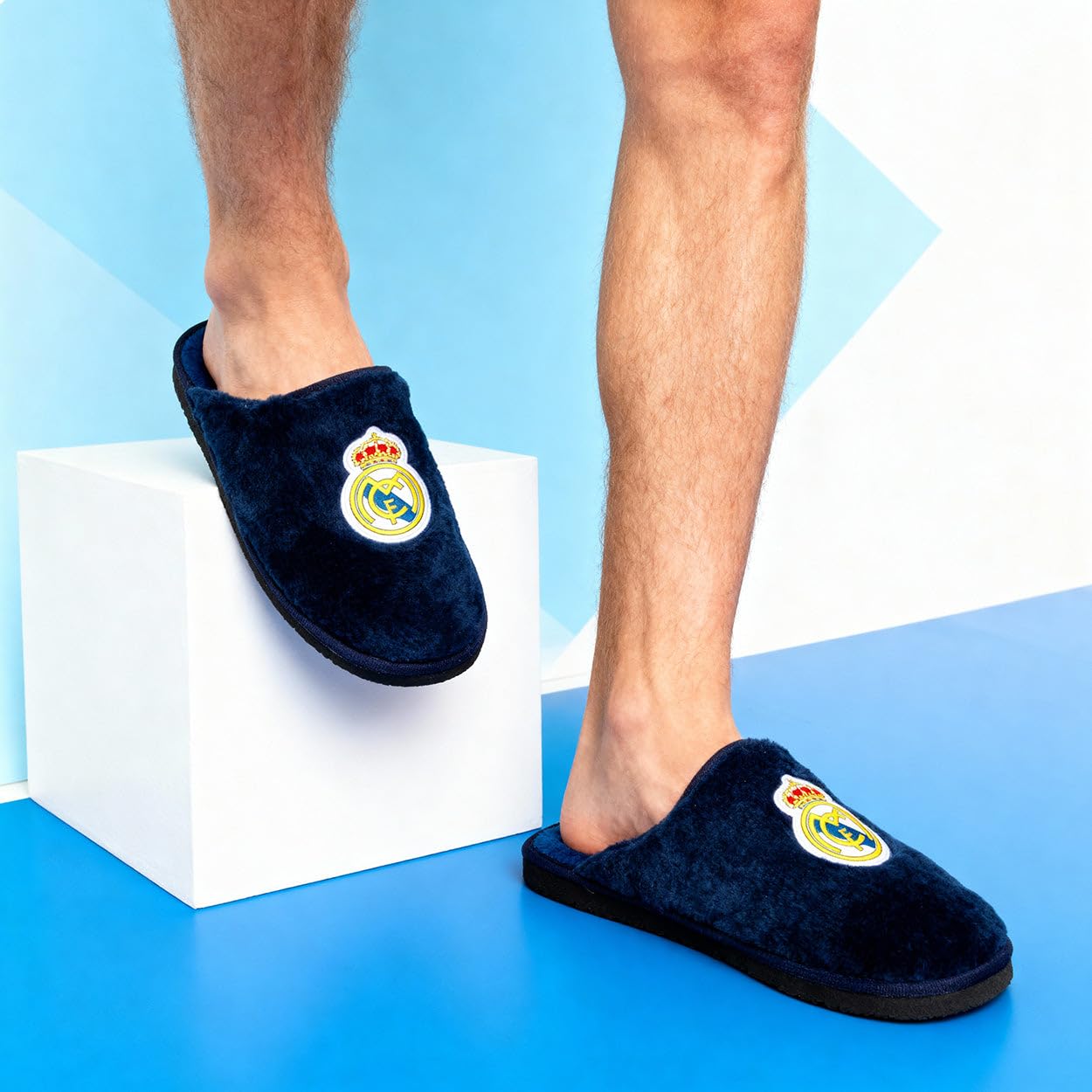 MARPEN SLIPPERS Zapatillas Para Casa Hombre Real Madrid CF Oficiales – Pantuflas Ligeras Con Pelo Suave - Temporada 25/26 - Antideslizantes, Lavables, Hechas En España - Azul marino - Talla 46