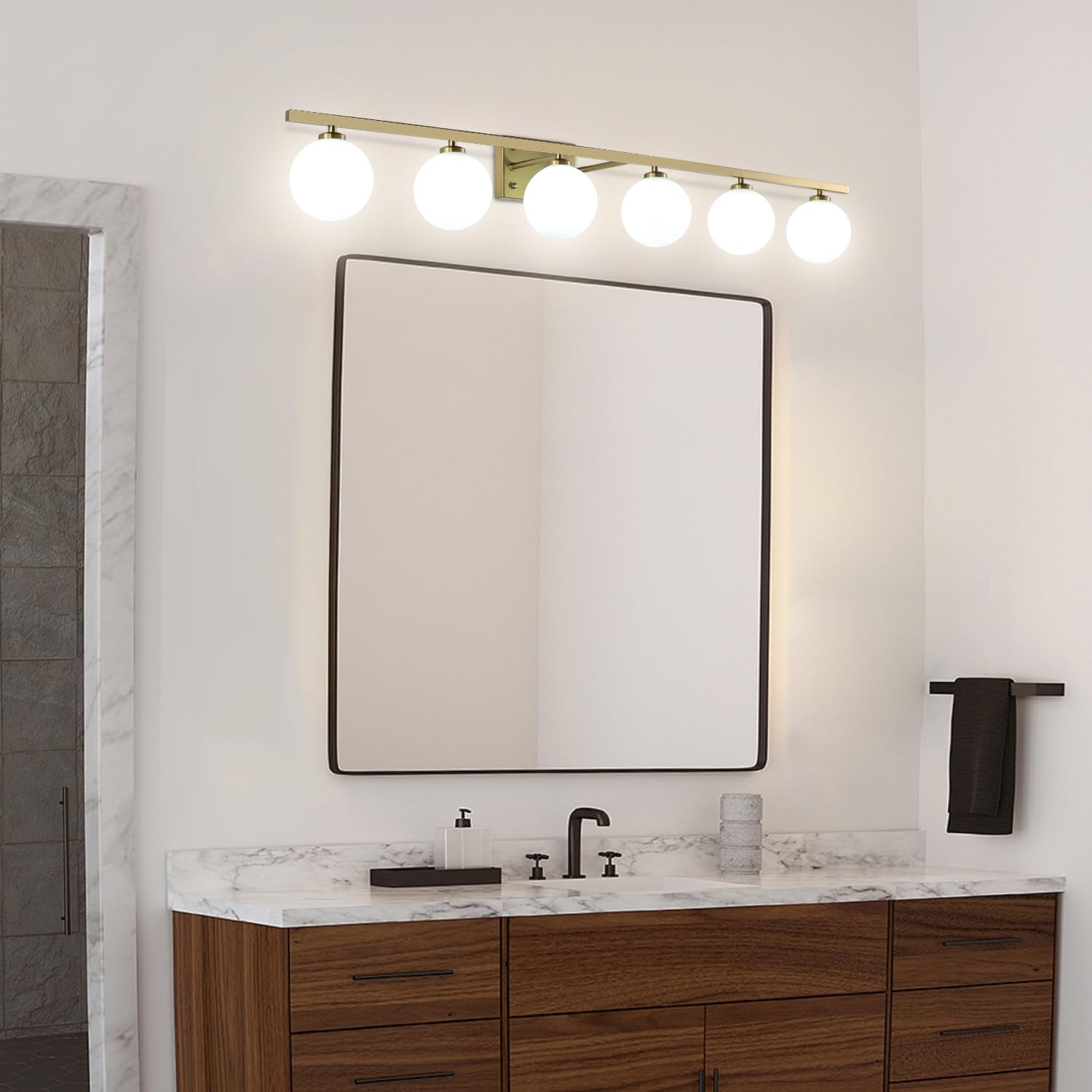 KCO Lighting Mid Century Moderne Badezimmer-Waschtischleuchte, goldfarben, Badezimmer-Beleuchtung, über Spiegel, 6 Lichter, Milchglas, lange Waschtischleuchten, Messingleuchten, Wandbeleuchtung