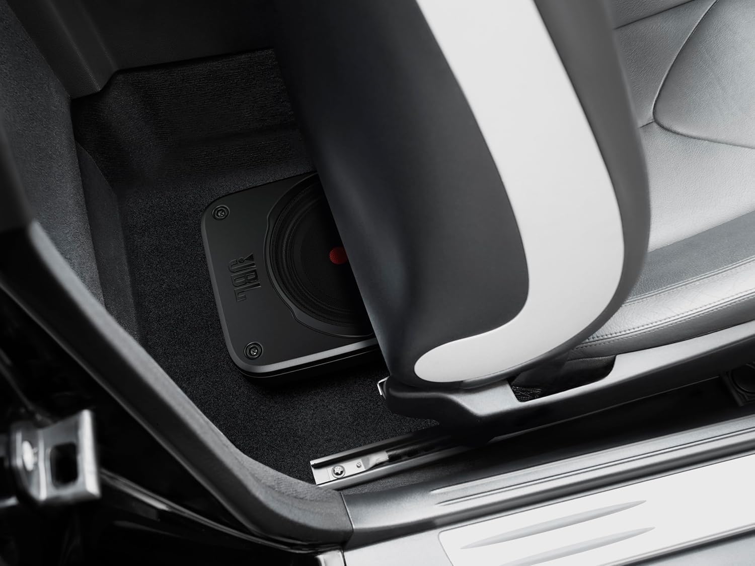 JBL BassPro Lite: Subwoofer Attivo Auto Ultra-Compatto con Amplificatore Integrato da 100 watt, Subwoofer Auto Amplificato sottosedile, Cabinet in Alluminio, Facile installazione e compatibilità