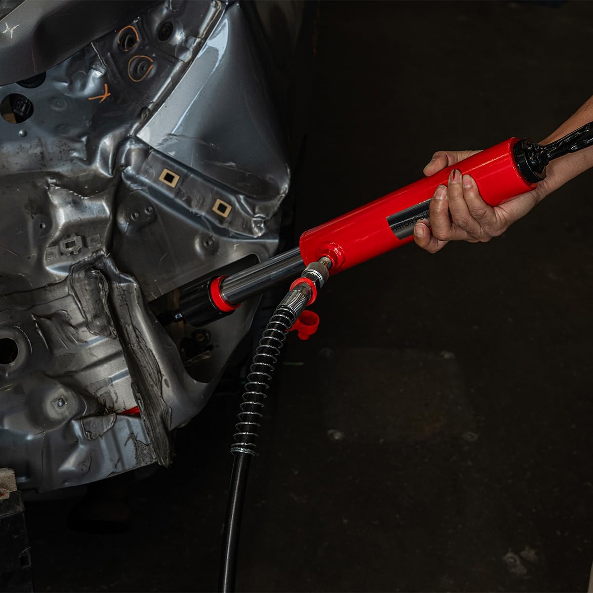 மற்றொன்று view of the hydraulic pull back ram in action