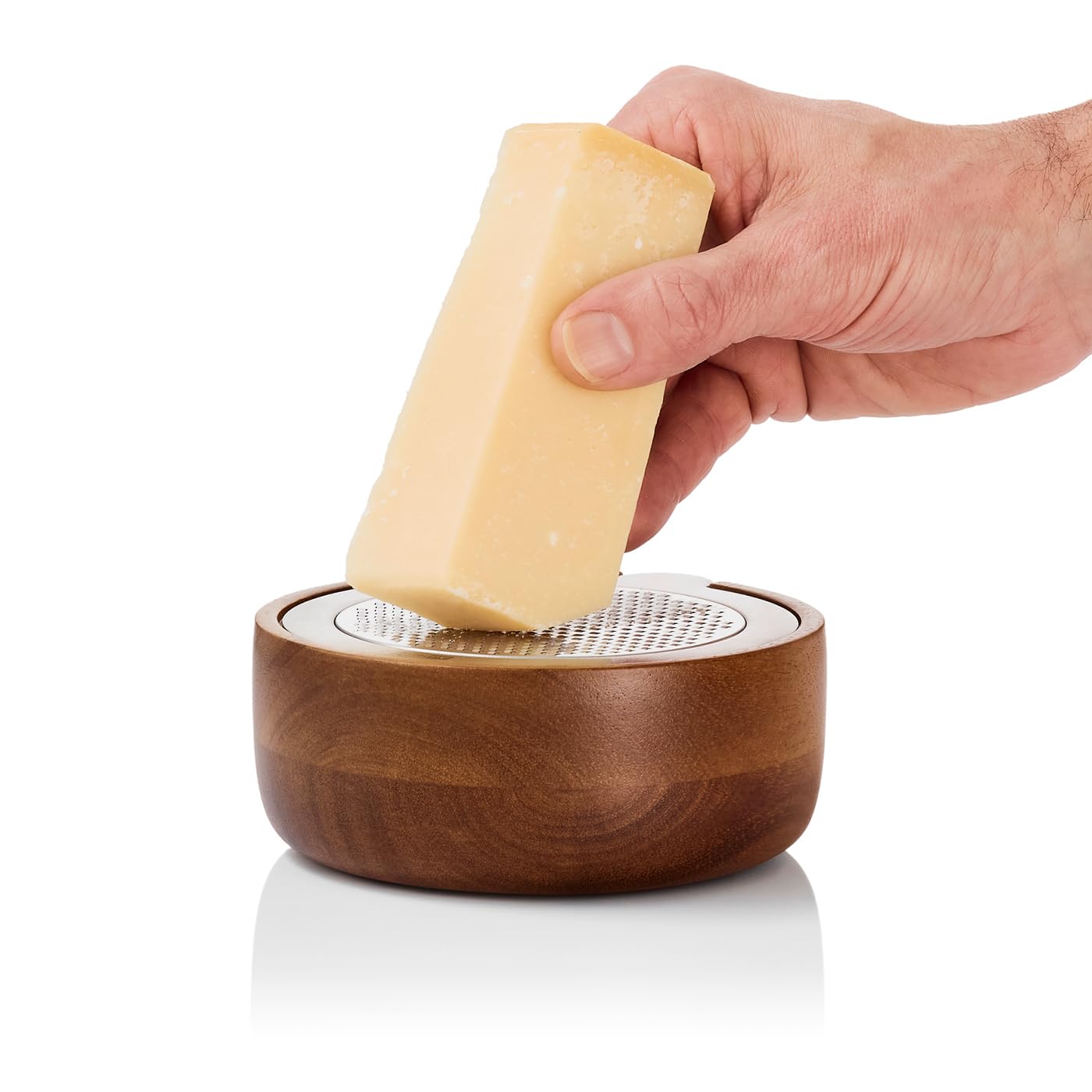 AdHoc CutnServe Râpe fine à fromage avec récipient, noir | Lame inox PreciseGrate pour parmesan, fromage à pâte dure, chocolat, noix et épices, récipient en bois d’acacia