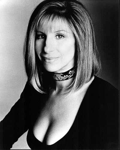 Posterazzi Barbra Streisand En Manga Larga Y Gargantilla Impresión fotográfica en blanco y negro (8 x 10) - Artículo # MVM01577 disponible en Yaxa Guatemala