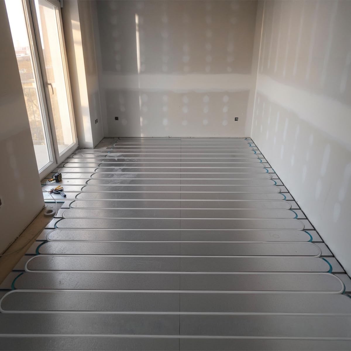 Belvit XPS 500 Fußbodenheizungsset, 15 m² | Trockenbau Warmwasser Heizsystem ohne Estrich, Wasserführend, PE-RT Rohr 16 mm mit EVOH nach DIN 4726, Randdämmstreifen