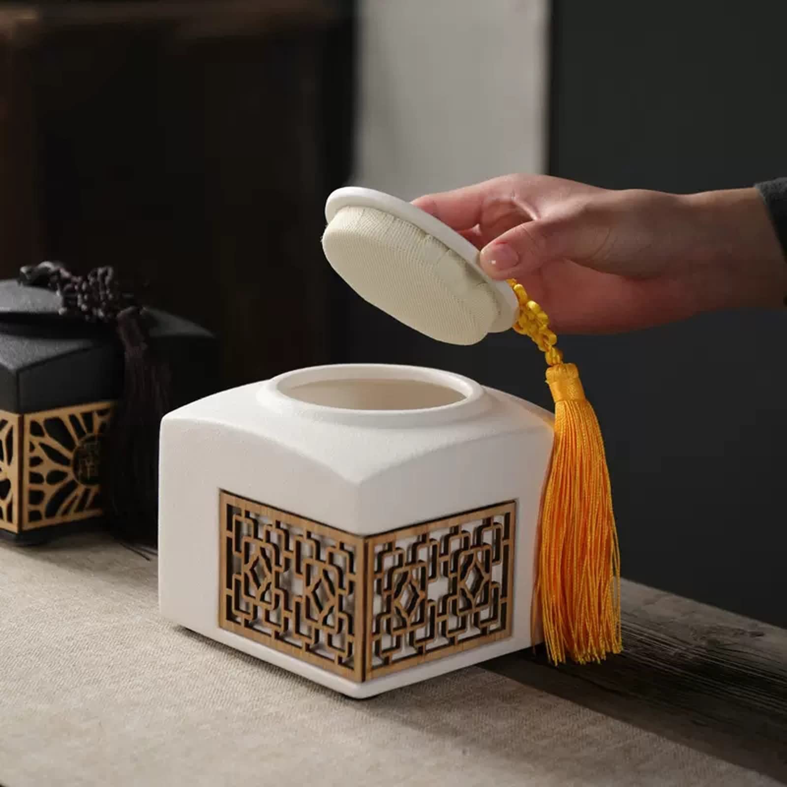 Pojemniki do przechowywania herbaty biała kwadratowa ceramiczna puszka na herbatę retro zamknięta ceramiczna puszka luźna puszka na herbatę z żółtym chińskim węzłem frędzle przechowywanie herbaty