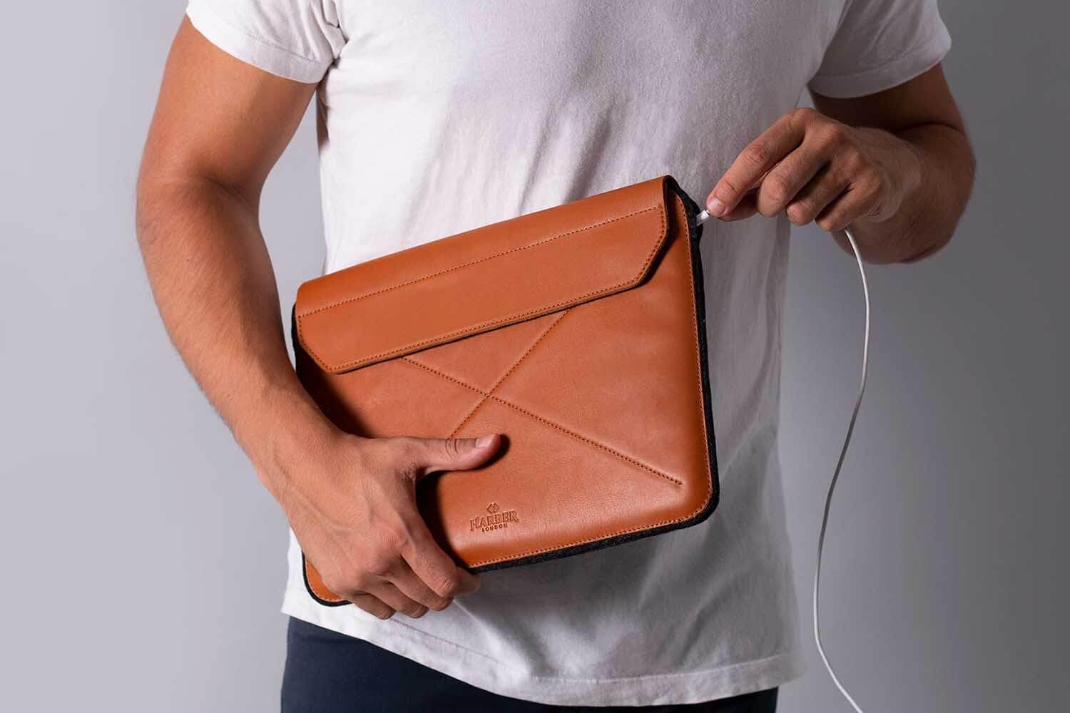 Harber London - Funda sobre Magnético para MacBook | Compatible con Macbook Air 13" (2018 / M1-2020) | Color Negro | Hecho a Mano con Materiales Resistentes y Certificados Ecológicos
