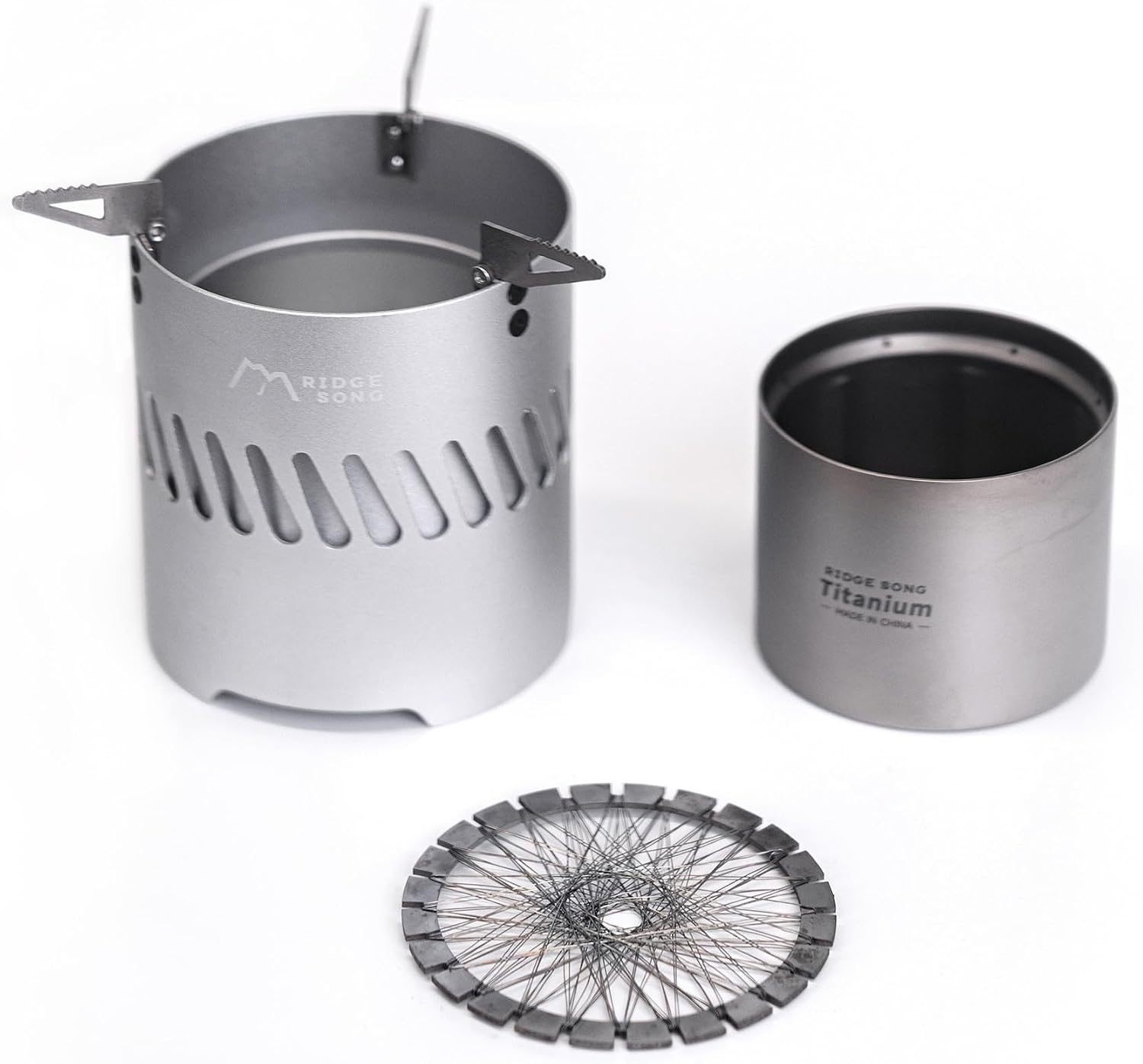 The Ridge Song Blaze Turbo titanium alcohol stove features a high-efficiency mesh structure that is durable, lightweight, and portable, making it ideal for activities such as hiking and camping.