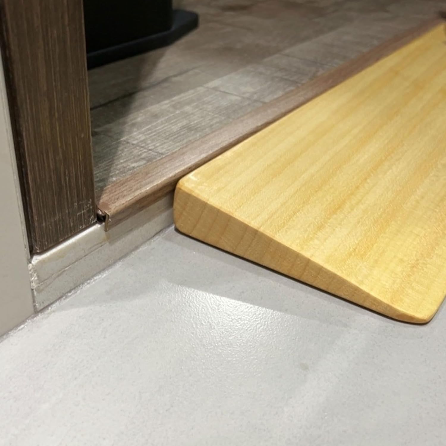 Rampe de seuil de porte en bois massif - Rampe de seuil de porte légère en différentes tailles - Rampe idéale pour les robots aspirateurs et plusieurs domaines d'application (70 x 8 x 1,5)