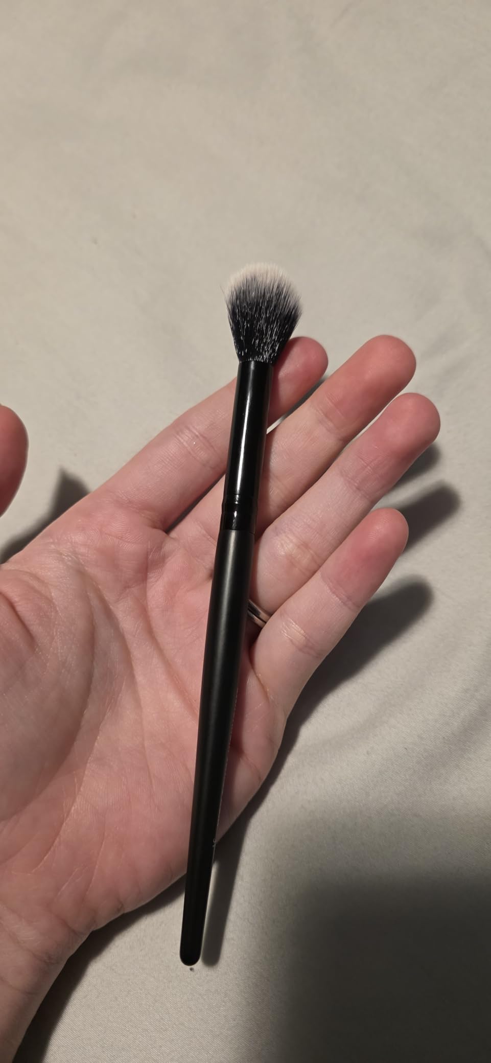 e.l.f. High Points Highlighter Brush, Soft & Tapered Face Makeup Brush For Illuminating & Creating Soft-Focus Glow, Vegan & Cruelty-Free