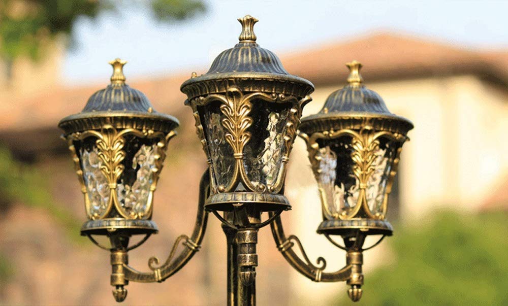 Lampione Stradale Europeo in Bronzo Antico a 3 Teste Tradizione Victoria Lampada a Colonna per Esterni Impermeabile Lampada a Colonna in Metallo con Paesaggio in Vetro Lanterna da Giardino Illuminaz