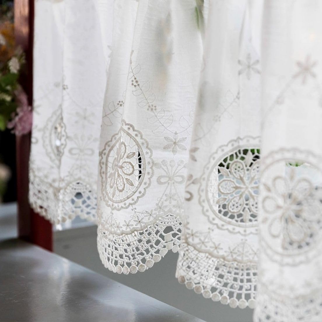 Baumwolle Scheibengardine mit Spitzenstickerei Weiß HxB 70x200cm | Kurstore mit Stickerei Blumen Landhausstil Halbtransparente Bistrogardine mit Tunnelzug für Küche, Fenster & Café 1 Stück