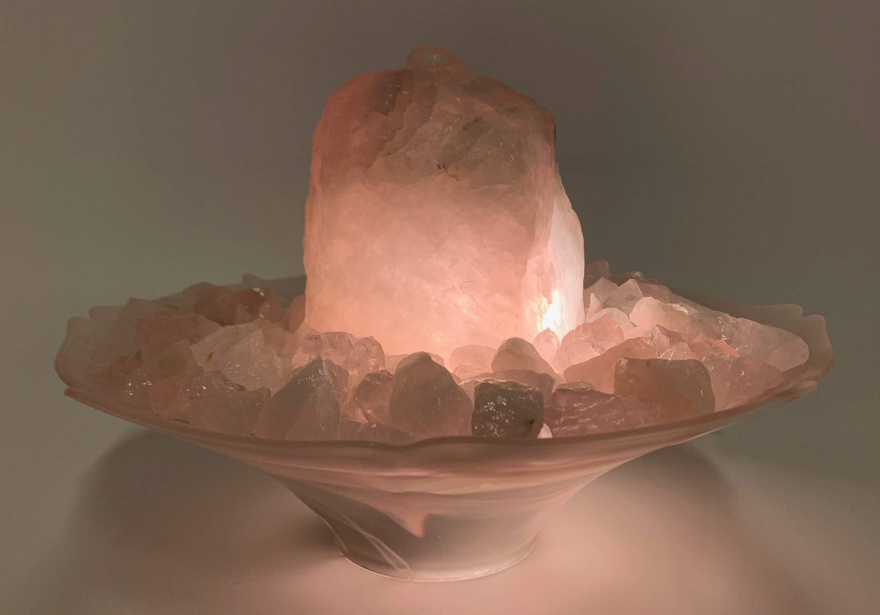 Zimmerbrunnen Delia Rosenquarz mit Beleuchtung (Schalenfarbe: Rosa)