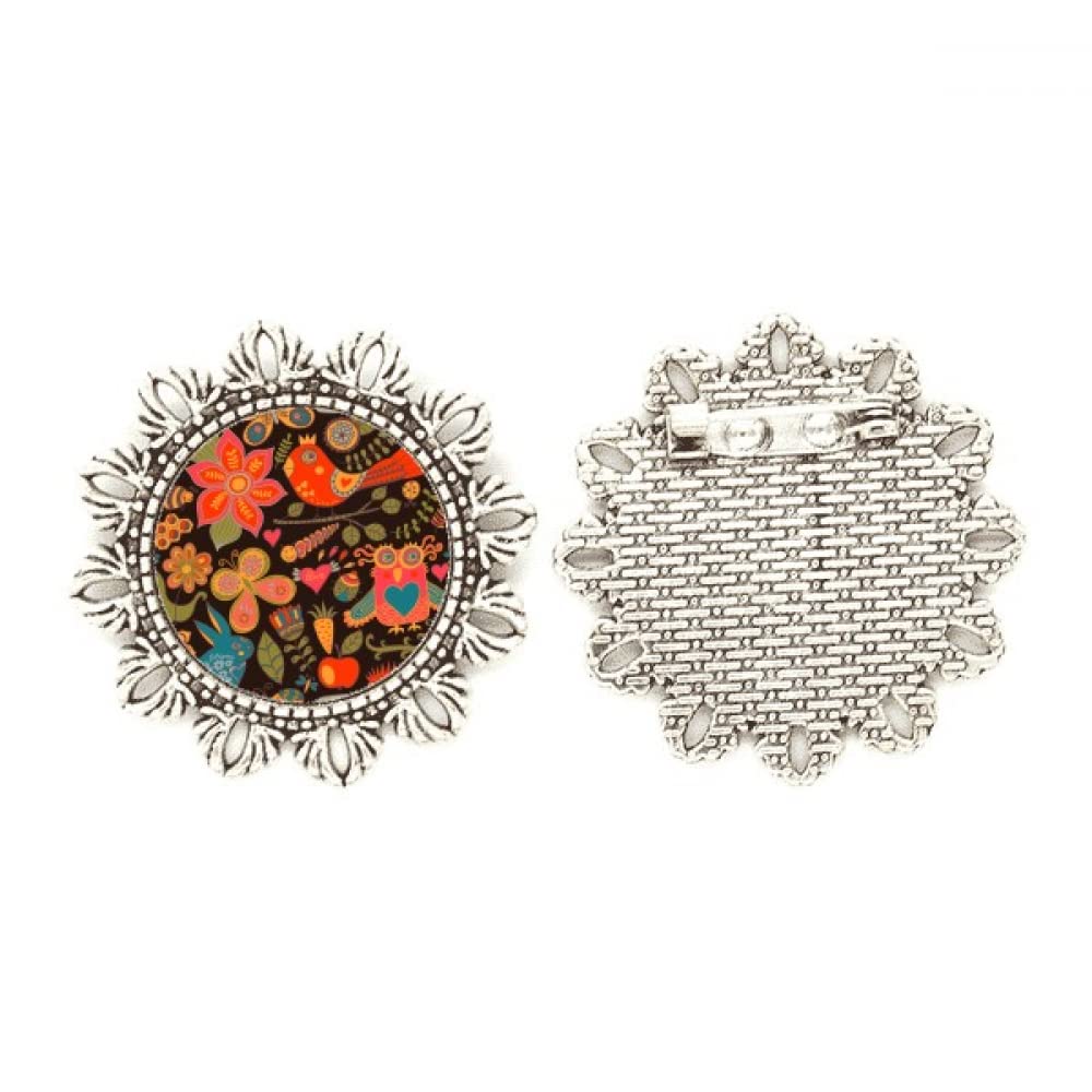 Broche de plata con diseño de flores para transformar ropa básica en looks elegantes 4