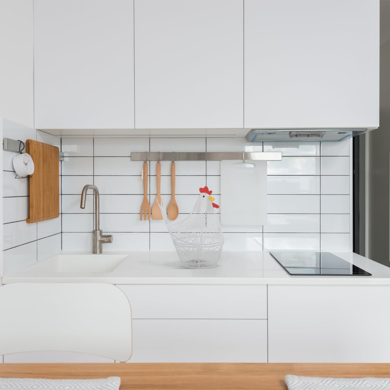 Hemobllo Panier à Œufs en Métal Blanc - Corbeille Forme de Poule pour Rangement Oeuf Frais - Porte-Œufs Décoratif pour Cuisine Style Campagne Chic - Support Distributeur Grande Capacité (26x25cm)