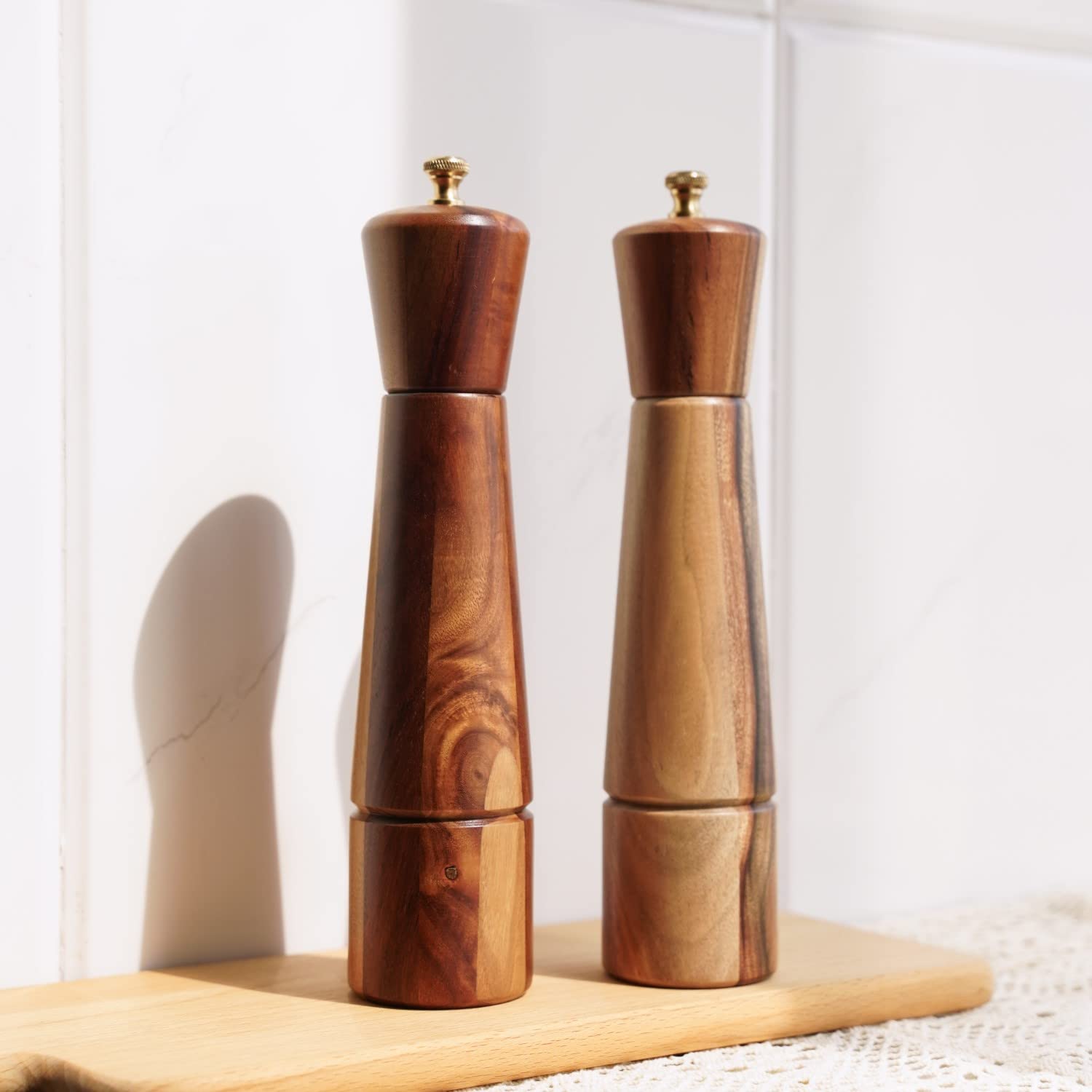 Set Macina Sale e Pepe con Vassoio per Macinino, Macina Sale Regorabile in Ceramica, Macina Pepe in Acciaio Inossidabile, in Legno di Acacia, Altezza 27 cm, Diametro del Fondo 6 cm