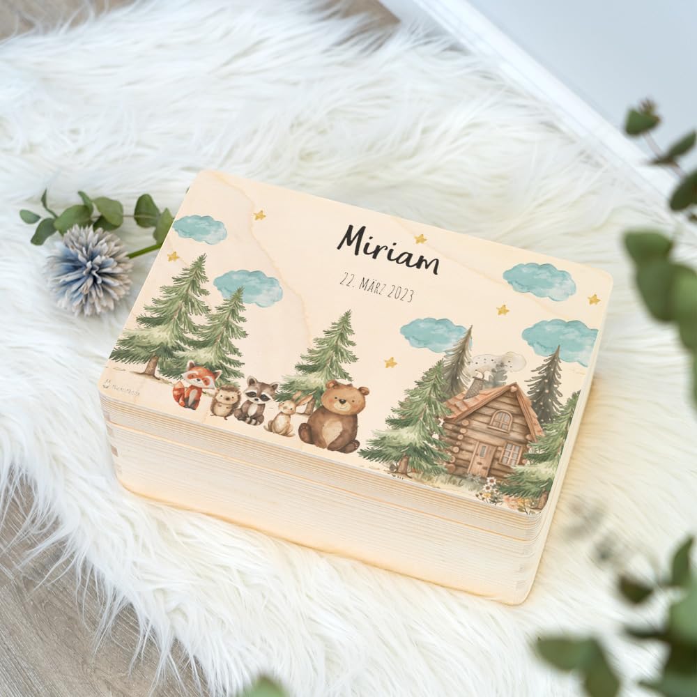 Geschenkfreude Erinnerungsbox Baby Personalisiert - 30x20x14cm - UV-Druck - Individuelle Baby Aufbewahrungsbox - Erinnerungskiste aus Holz - Einzigartige Geschenke zur Geburt - Waldfreunde Hütte