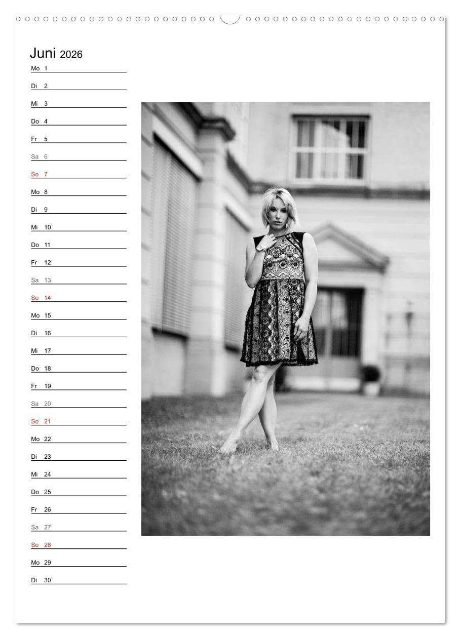 Mode in schwarz und weiß (Wandkalender 2026 DIN A2 hoch), CALVENDO Monatskalender: Bekleidung in Szene gesetzt - schwarz und weiß