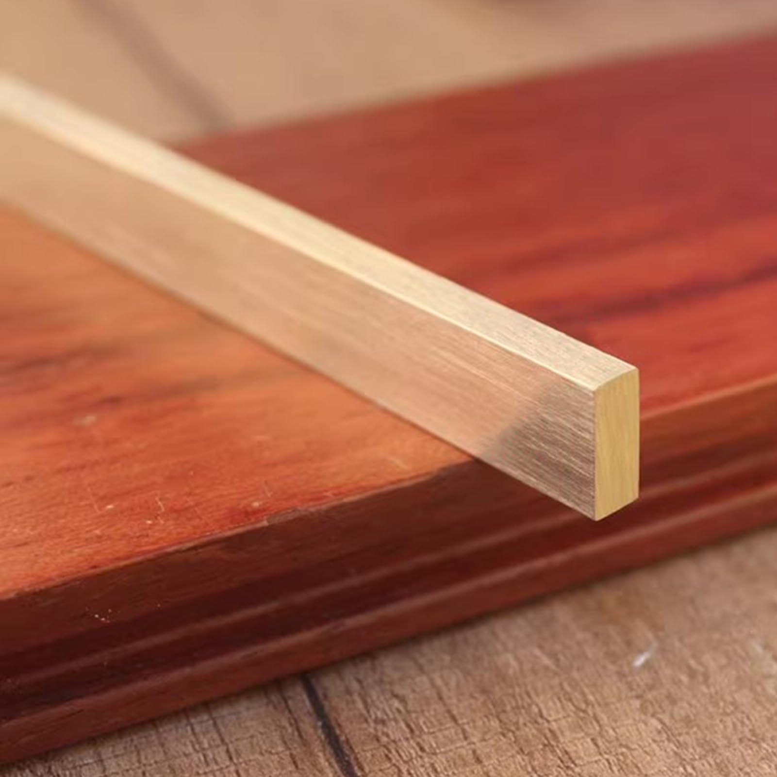 Perfil de transición para una conexión Suelos, Cubre Huecos Entre Azulejos y Madera, y Sirve como remate para Puertas y Habitaciones.