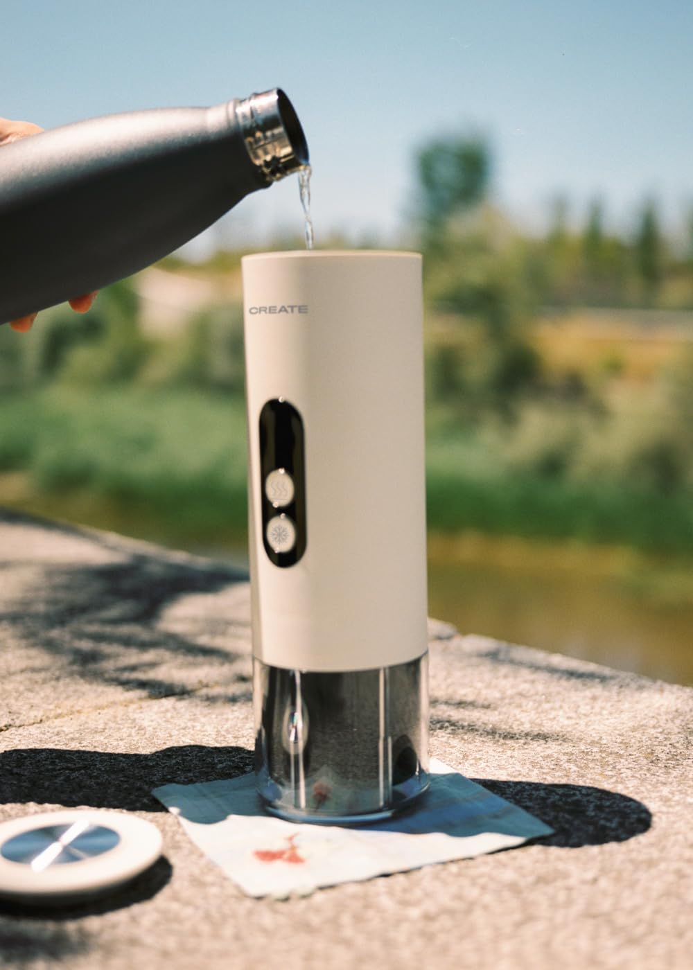 CREATE / THERA MOVE/Machine à expresso portable pour capsules et café moulu blanc cassé/Préparation à chaud et à froid, 15 bars, capacité de 80 ml, 150 W