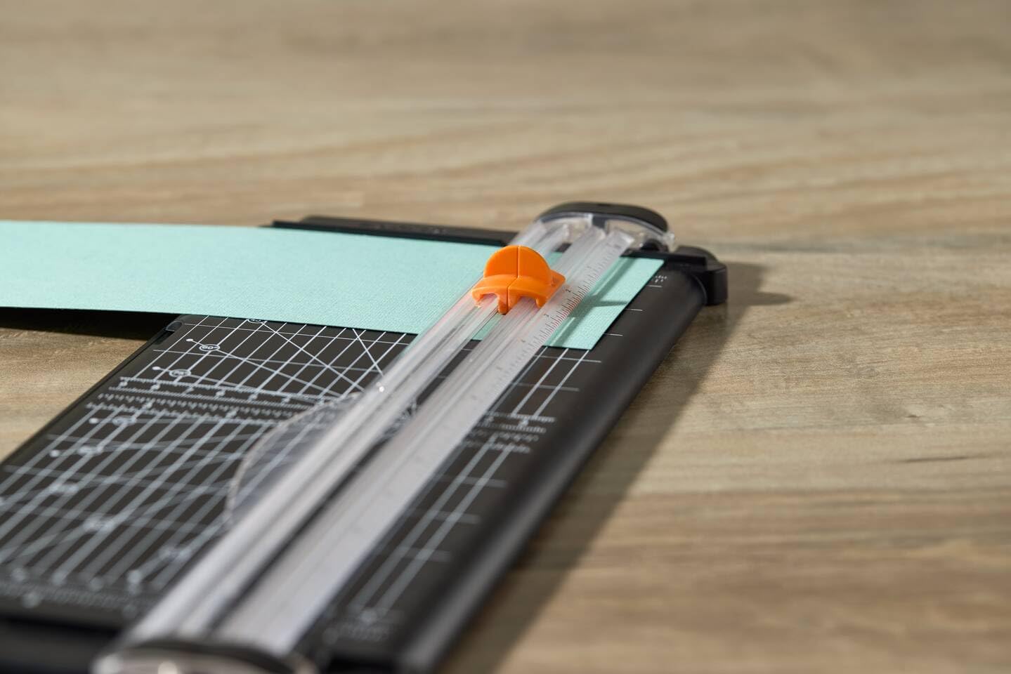 Fiskars Papierschneidemaschine, SureCut, A4-Hochformat, A3-Querformat, Mit Schnittlinienf├╝hrung, Recycelte Materialien, 1077984