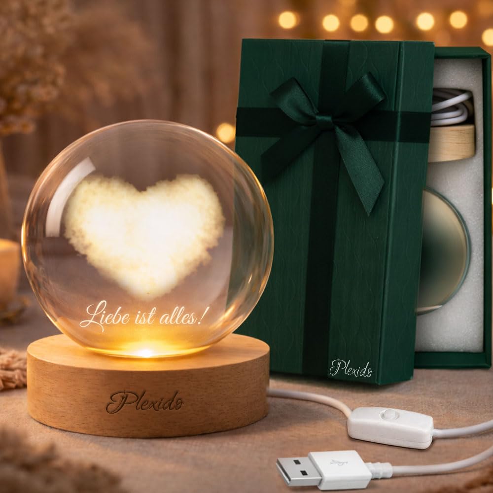 Plexido LED Nachtlicht Kristallkugel mit 3D Gravur Herzförmige Wolken – Glaskugel Lampe mit Holzsockel & Warmem Licht (6cm oder 8cm) – Romantisches Geschenk für Paare, Jahrestag und Geburstag