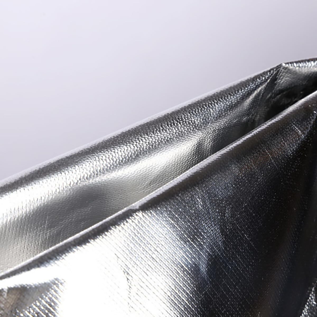 Feuerfeste Aluminiumfolien Schürze mit Voller Abdeckung und Ölbeständigem Kunststoffmaterial für Werkstattarbeit und Sicheren Hitzeschutz in Silber Zufällige Farbe