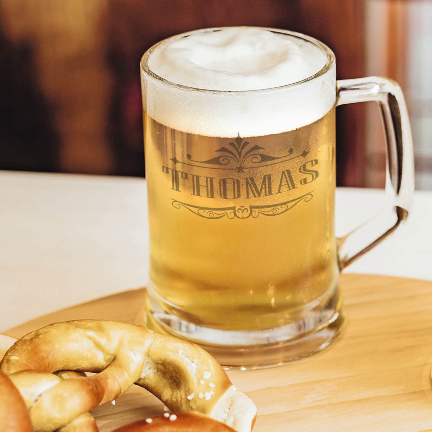 GRAVURZEILE Bierkrug mit Gravur - Wunschname - Personalisiert mit Namen - Geschenk für Männer - Geschenke für Papa zum Vatertag Geburtstag oder zu Weihnachten - Größe: 0,5 L