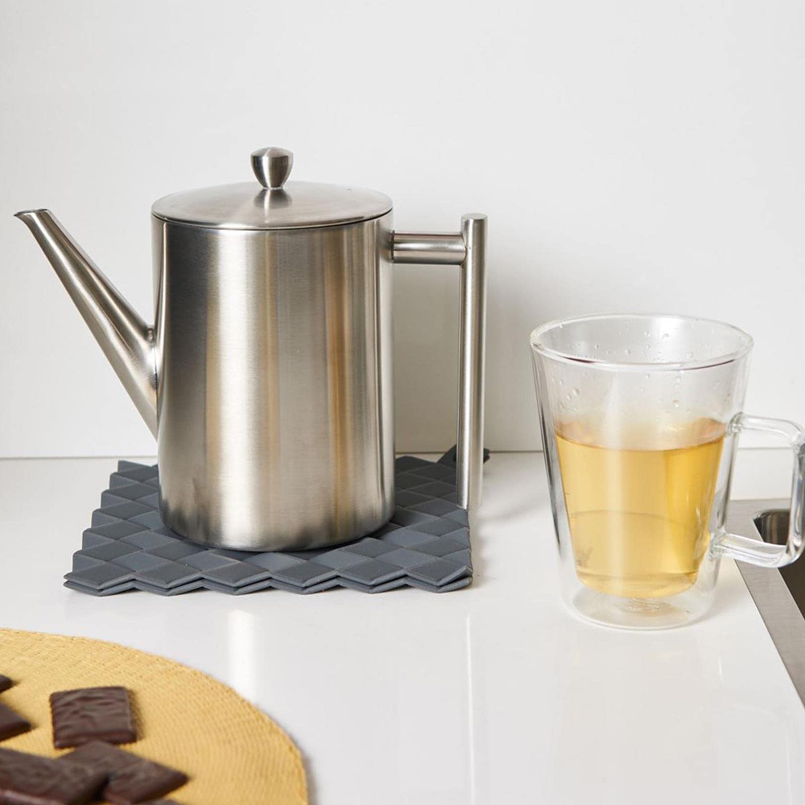 Bredemeijer hohe matte doppelwandige Edelstahl Teekanne 1.2 Liter & klassischer Teebereiter mit Tee-Filter Sieb-Einsatz für losen Tee & runder schwarzer Holzuntersetzer