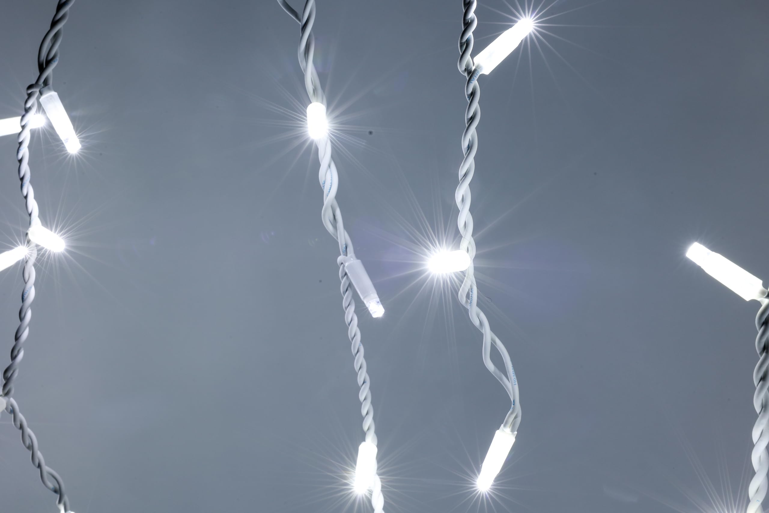Cascade Chaîne Stalactite à pluie avec MaxiLed et Flash pour usage extérieur intérieur professionnel avec pendentif plus long de 70 cm en enveloppe (5 mètres avec 200 Led, blanc glace avec flash blanc