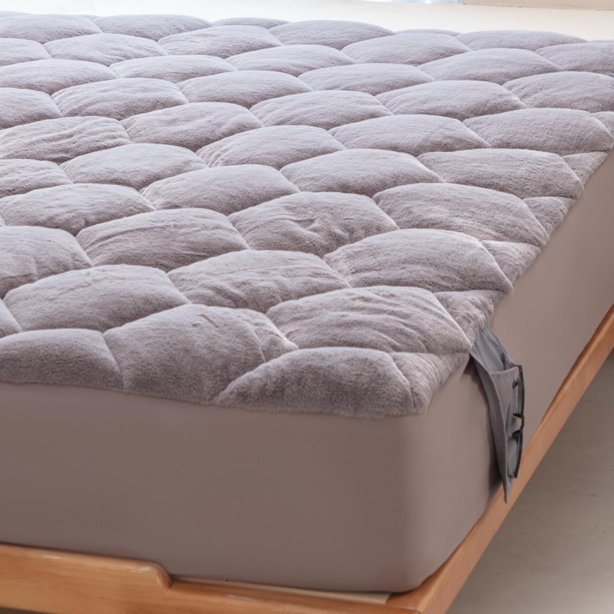 Faux Fur Fitted Mattress Pad Quilted Bottom Sheet, Fluffy Mattress Protector Cover, Luxury Soft Fitted Sheet Mattress Topper with 8-21" Deep Pocket Queen