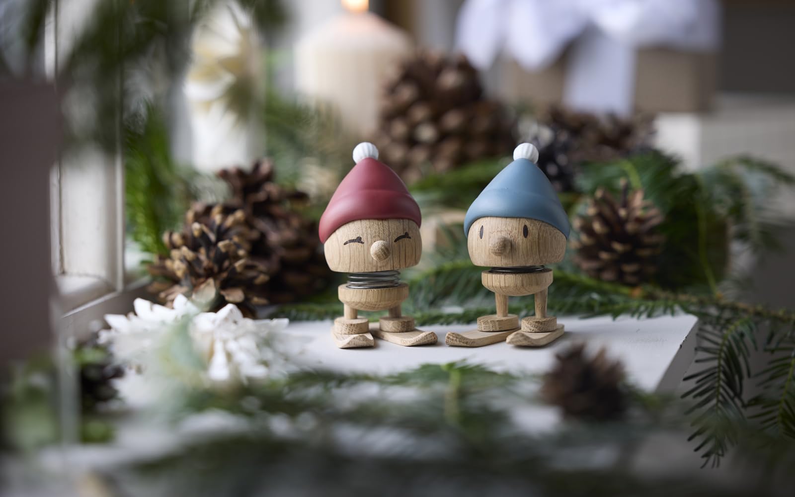 Hoptimist Skiing Bumble Décoration de Noël en Bois, Petite décoration hivernale, décoration Ski, Figurine Skieur pour Noël, diamètre 4,8 cm, Hauteur 9,6 cm, Petit Format, chêne/Baie