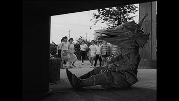 カネゴンの繭（モノクロ） ウルトラQ」の第15話「カネゴンの繭」食玩＆ソフビ怪獣で再現で