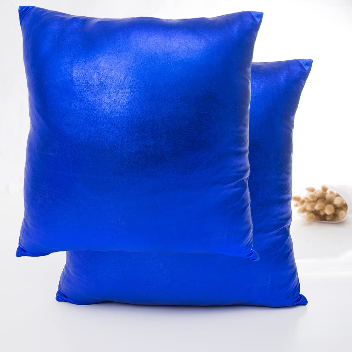 Housse de coussin effet cuir bleu roi au design moderne et finitions brillantes