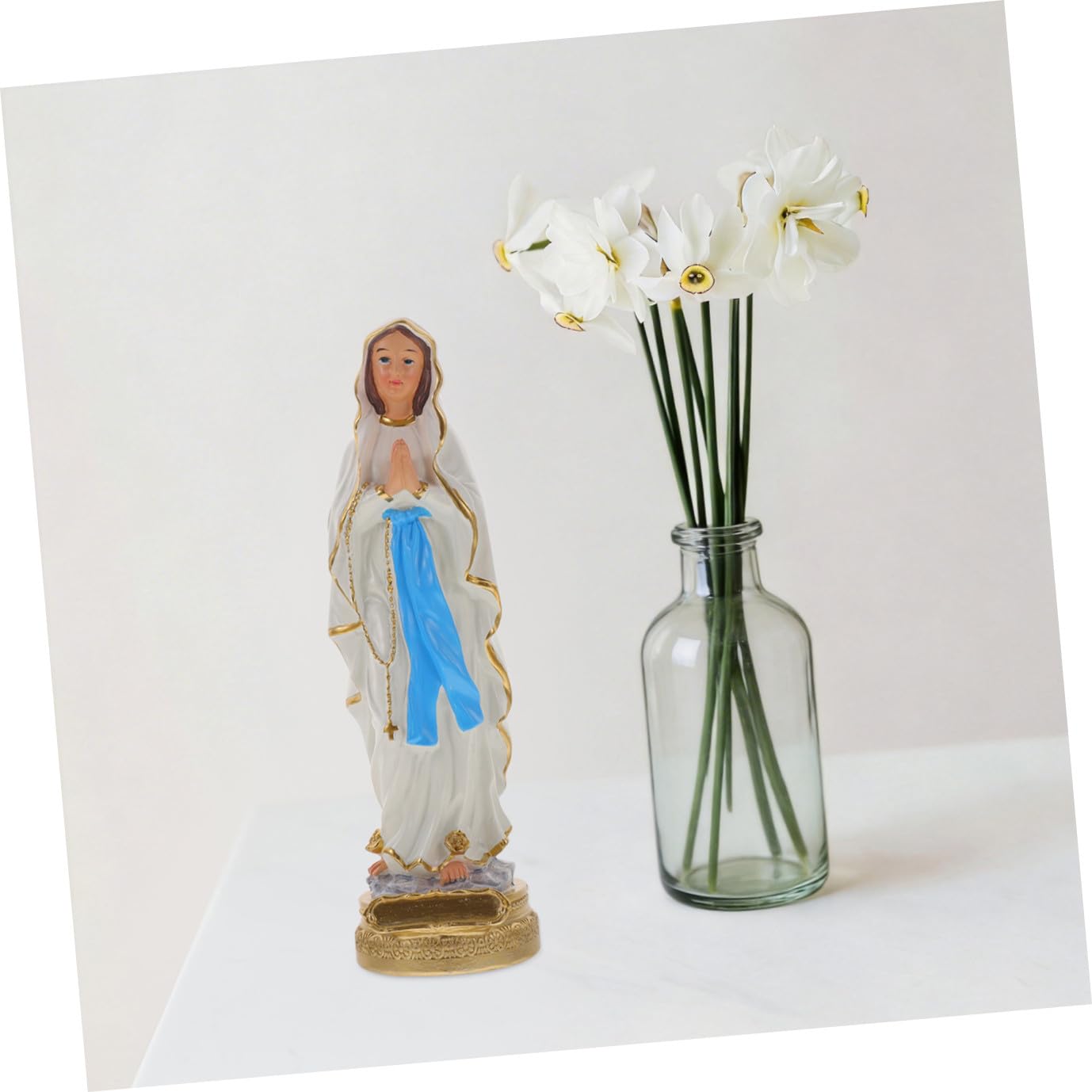 Katholische Marienstatue aus Weißem Kunstharz Dekorative Heiligenfigur für Innenraum und Fenster Spirituelle Deko für Christliche Wohnkultur