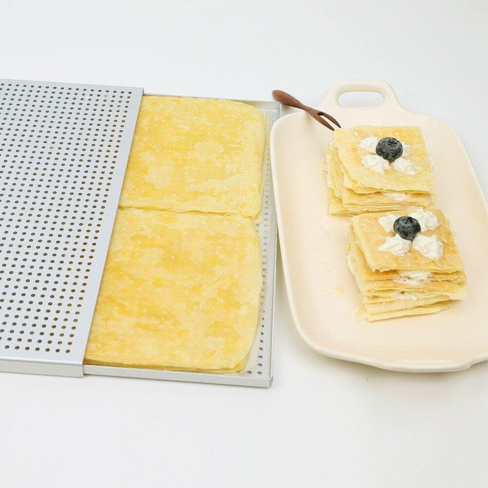 Plaque de cuisson antiadhésive double couche 30 x 40 cm perforée pour une meilleure circulation de l'air, idéale pour la cuisson de croissants, biscuits et pâtisseries