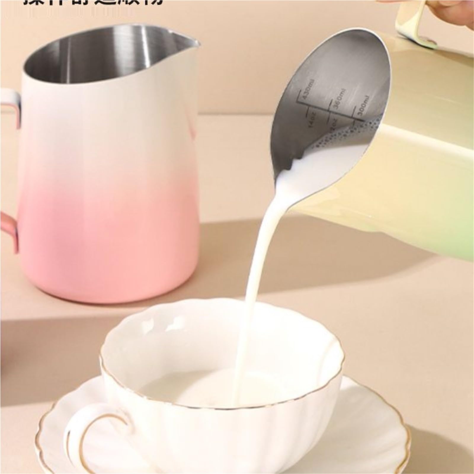 Jarra Para Espumar Leche Boca biselada Caño puntiagudo Tirador Cilindro de flores Cilindro de leche profesional Café elegante Tirador en relieve Taza de flores Tirador de acero inoxidable Artefactos d