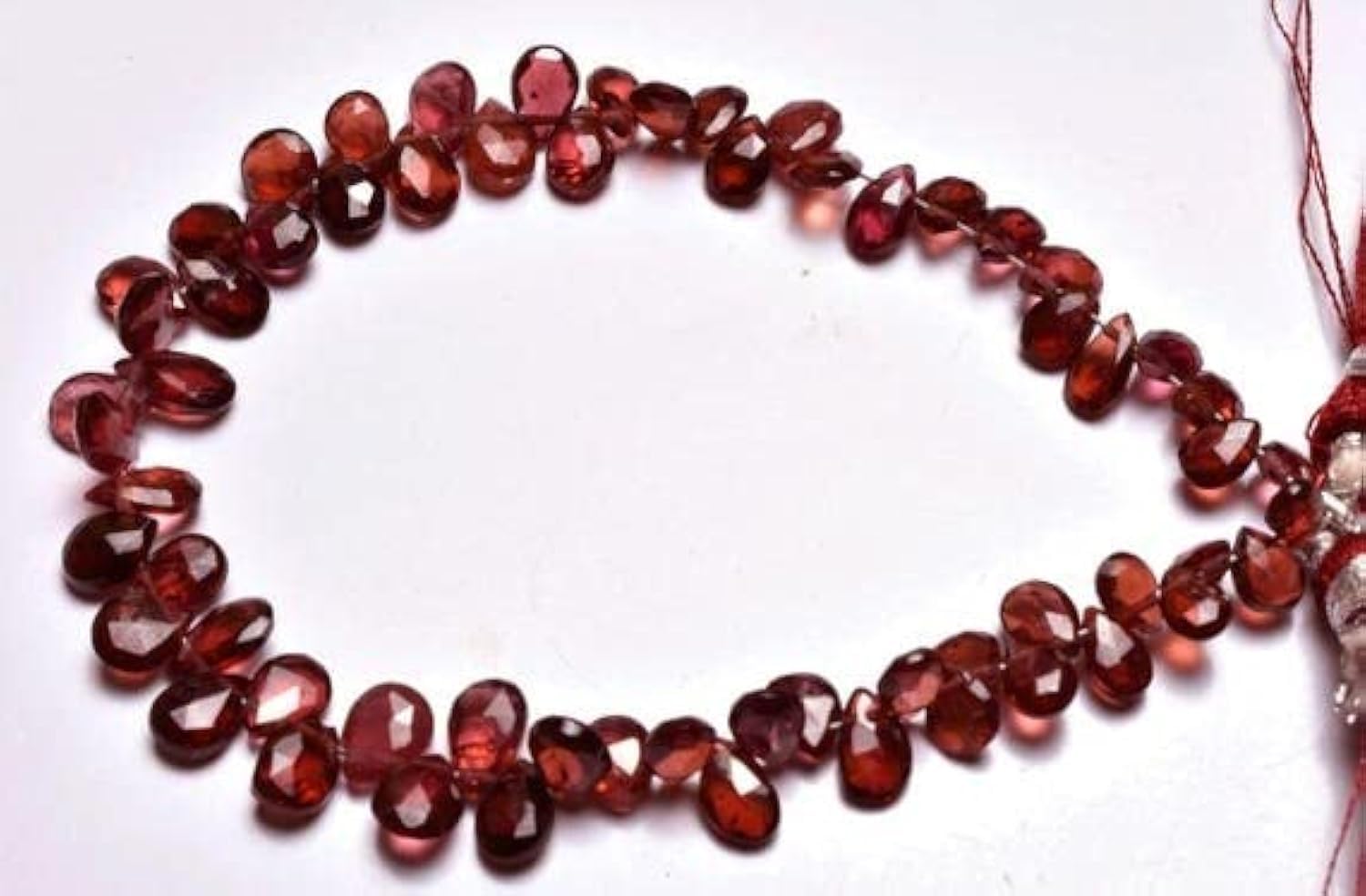 Grenat rouge naturel contre les imitations : vraies perles facettées briolettes pour bijoux