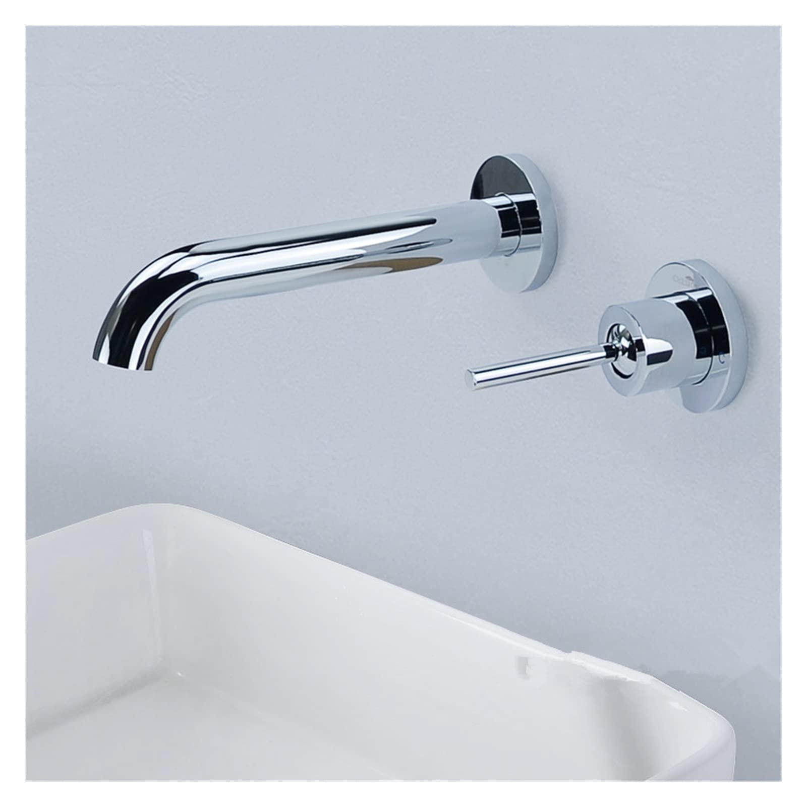 Robinet de lavabo mural chrome pour une salle de bain moderne et épurée