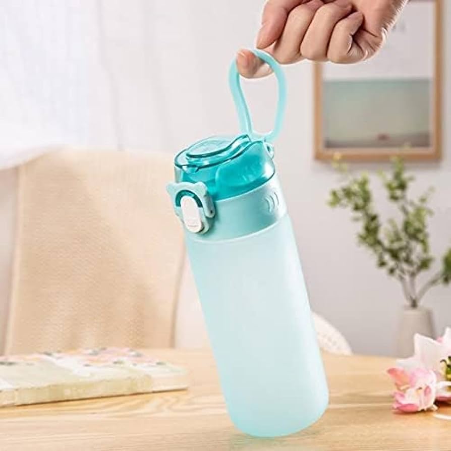 ガラス瓶を綺麗にツルで巻いた昔の水筒 ガラス瓶を綺麗にツルで巻いた昔の水筒 ガラス瓶を綺麗にツルで