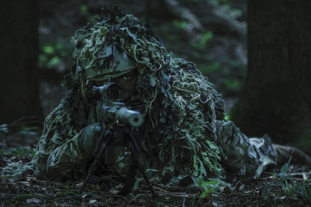 Póster impreso de francotirador del ejército de los Estados Unidos con traje de Ghillie, de Oleg Zabielin/Stocktrek Images (43 x 27 cm)