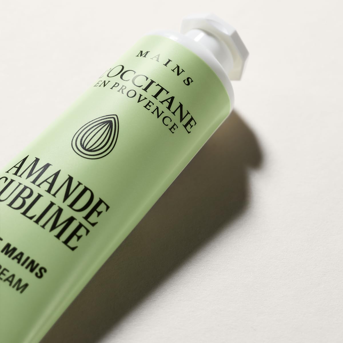L'OCCITANE Krem do rąk Amendel (Amande Sublime), 30 ml, lekka konsystencja i delikatny zapach, wyprodukowany we Francji