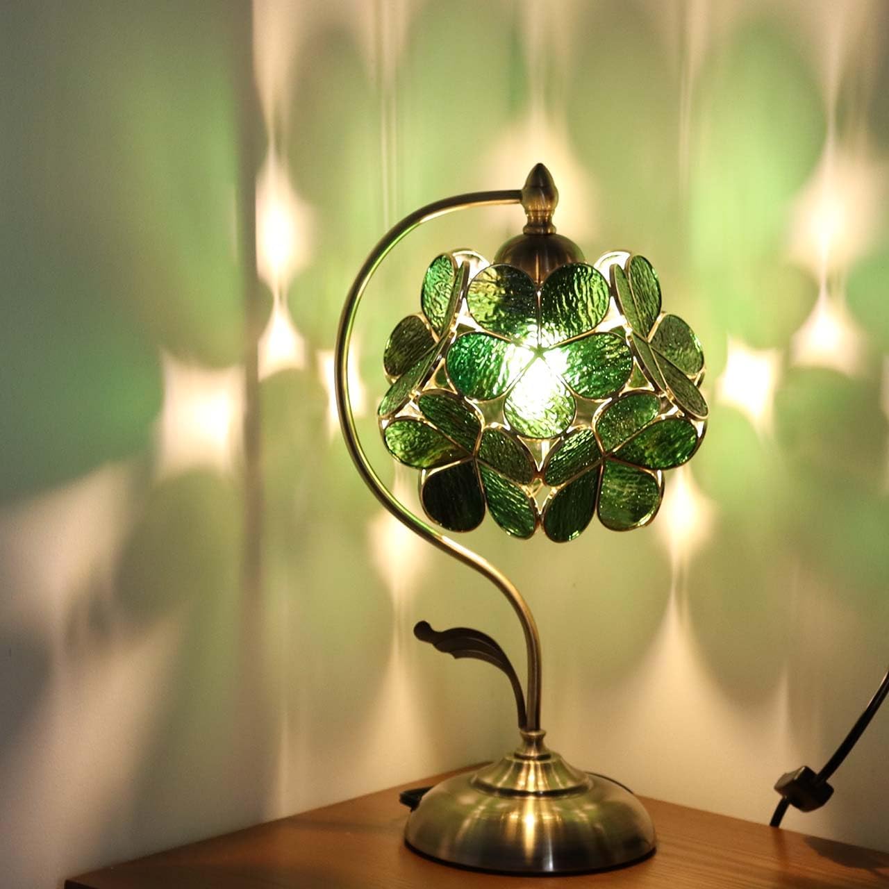 Bieye L30875 Lampa stołowa w stylu Tiffany z witrażem i płatkami kwiatów, z mosiężną podstawą do dekoracji wnętrz (zielona, 20 cm kwiat wiśni)
