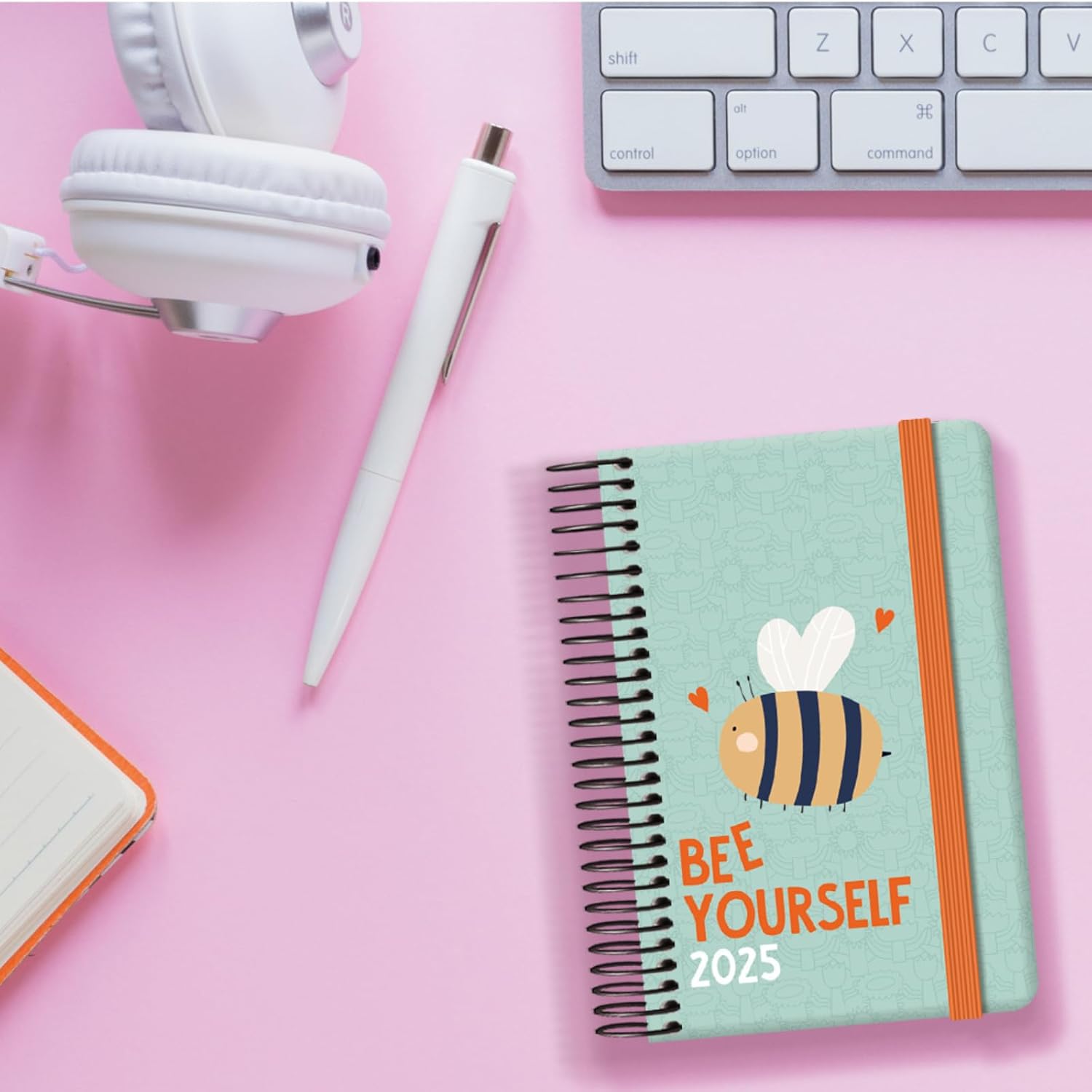 Dohe - Diary 2025 - Week View, Pocket Size (8.5 x 13 cm), 12 Months January to December, Hard Cover and Rubber, Planner in Spanish, 4 Pages of Stickers, Office Supplies - CUTE BEE