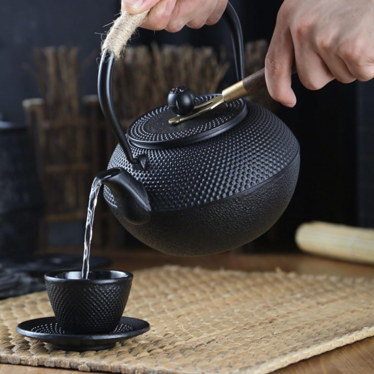 KOMBIUDA Tetera de Hierro Fundido Japonesa de 900ml Asa y Filtro para Infusiones, Ligera y Fácil de Limpiar, Adecuado para Oficinas y Salones de Té