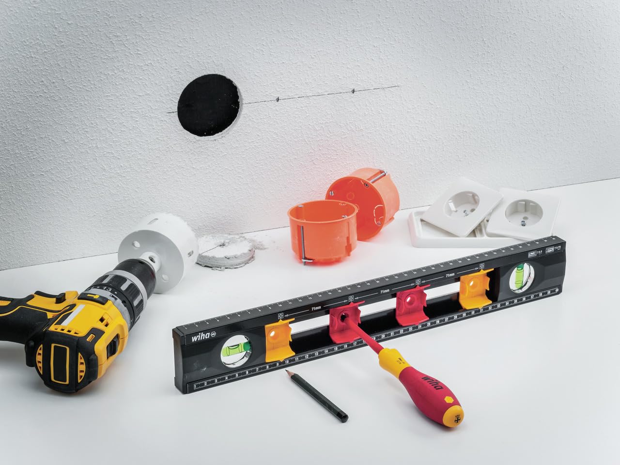 Wiha Nivel de burbuja de aire para electricistas de 40 cm (42074) | (42074) Para instalación eléctrica, marcas de distancia cajas empotradas + tabique hueco I herramienta electricista