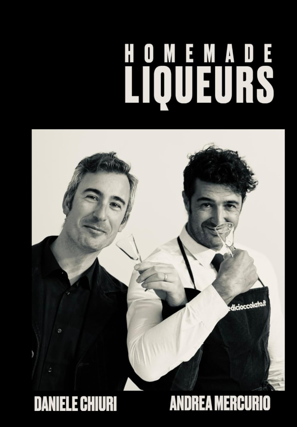 Homemade LIQUEURS: 60 recipes, 60 videos! Click on the QR Code and begin your journey into the world of liquors!